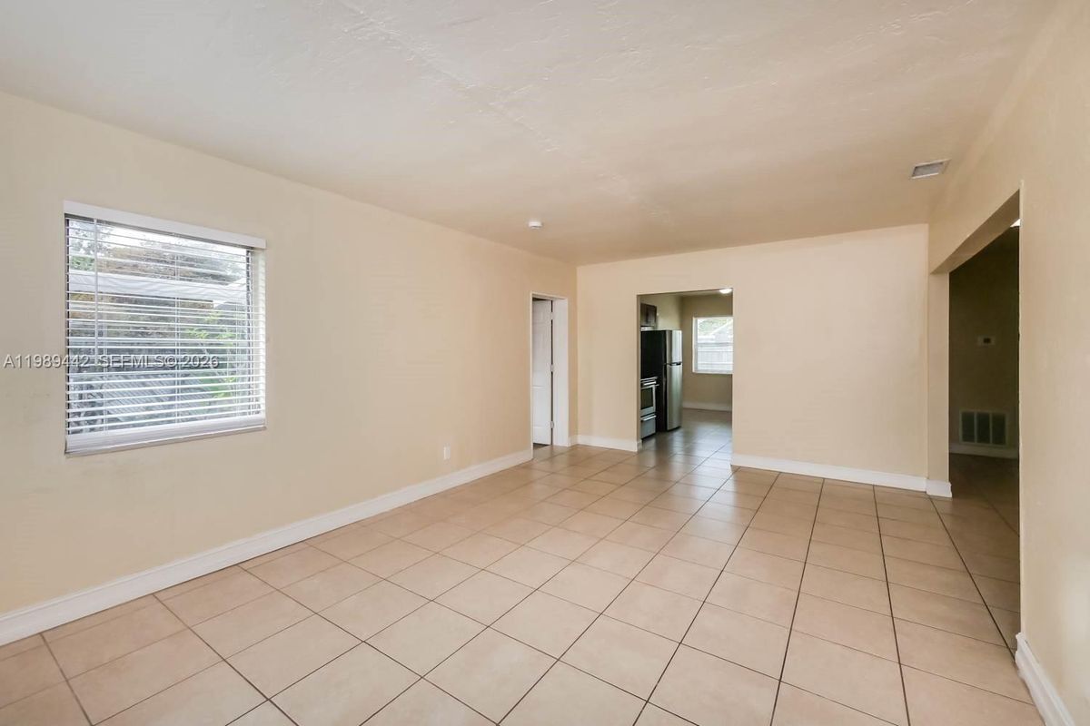 Building Photo - 1511 NE 205th Terrace