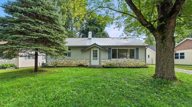 Primary Photo - New 3 bedroom listing!