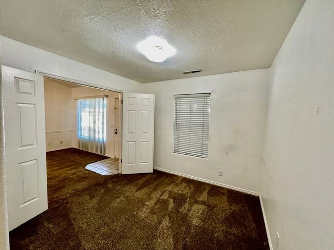 Building Photo - Adorable 3-BR Home with Garage and Amenities