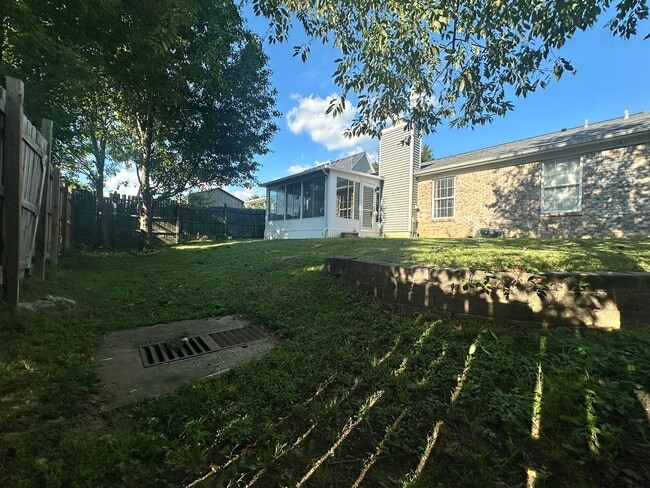 Building Photo - Charming 3-Bed Home with Fenced Yard!
