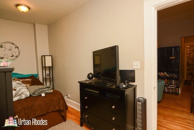 Building Photo - 2030 N Oakley Ave