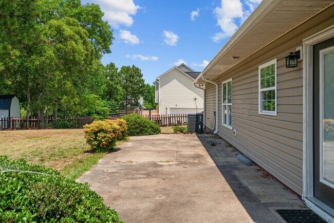 Building Photo - 3 Bed 2 Bath Convenient to Fayetteville an...