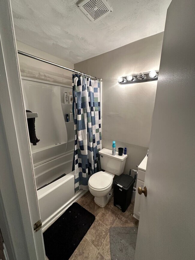 Building Photo - UT - 1205-D (New)