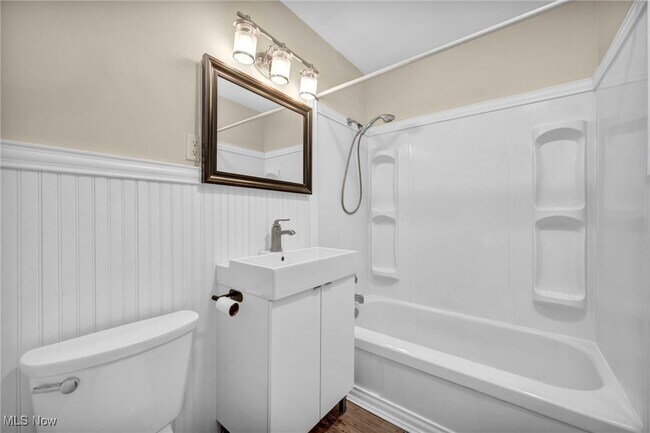 Building Photo - 11850 Edgewater Dr