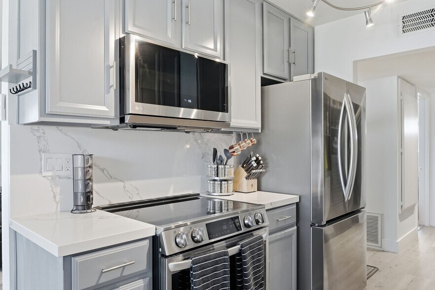 Building Photo - 450 W Vermont Ave