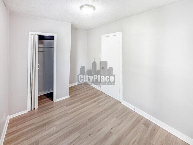 Building Photo - 1319 W 27th St