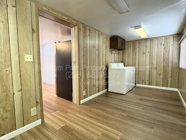 Building Photo - 104 Main St