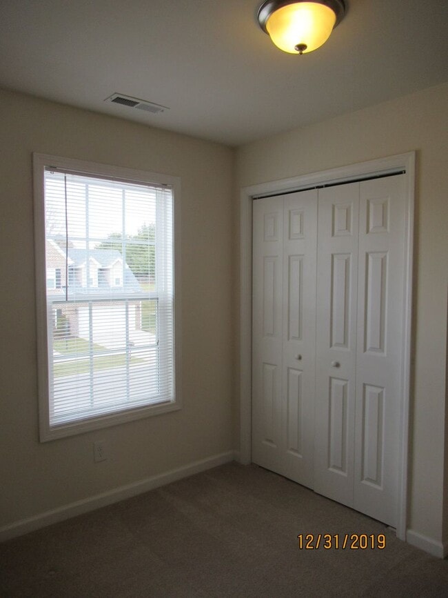 Building Photo - 4 Bedroom 2.5 Bath House with 2 Car Garage