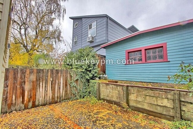Building Photo - 2 Bed, 2.5 Bath Townhome Near Willamette Park