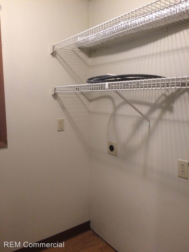 Building Photo - 408 W Maple St