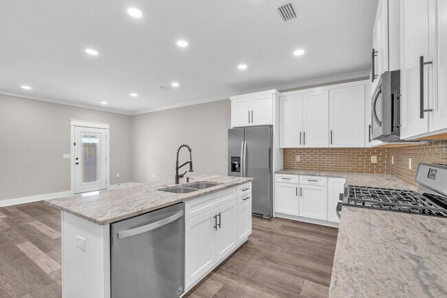 Building Photo - Modern 3 Bedroom Townhome!!