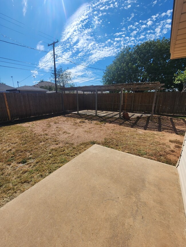 Building Photo - 3 bed 2 bath 2 car garage, move in ready!