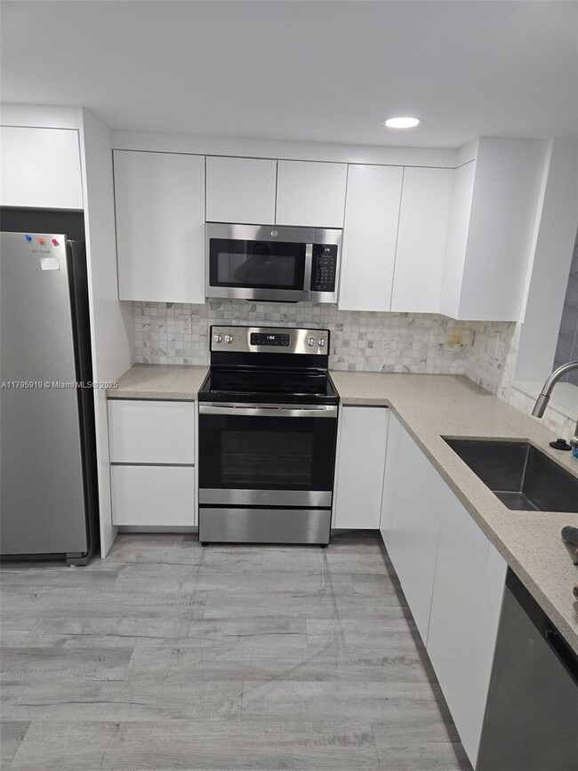Building Photo - 2860 Somerset Dr
