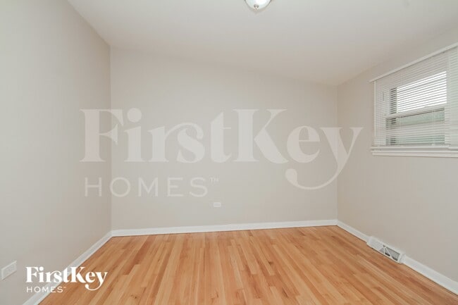 Building Photo - 14340 Kenwood Ave