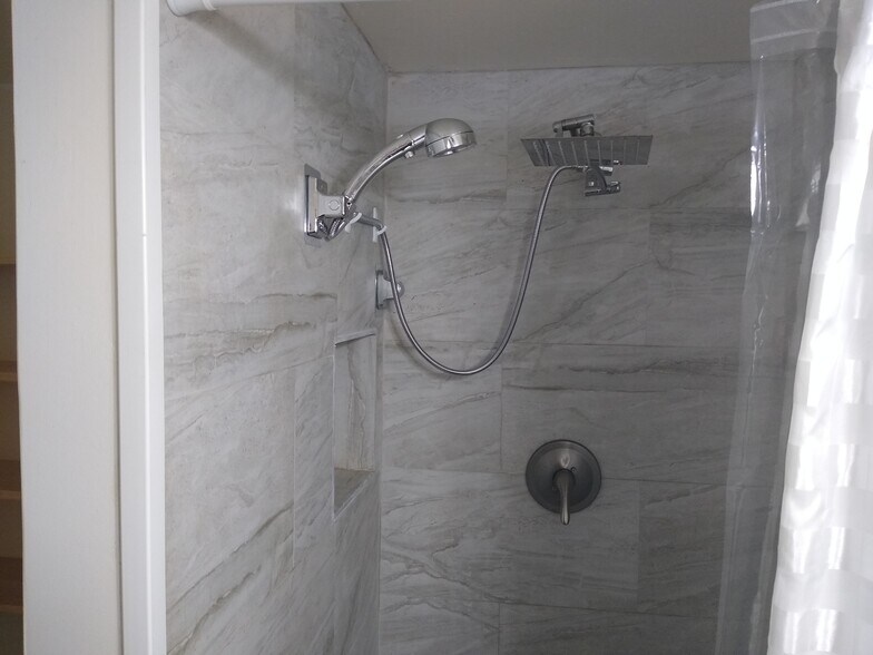 Shower head 2 styles. - 9328 N Ashley St