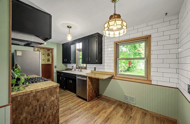 Building Photo - 6121 Trinity Dr NE