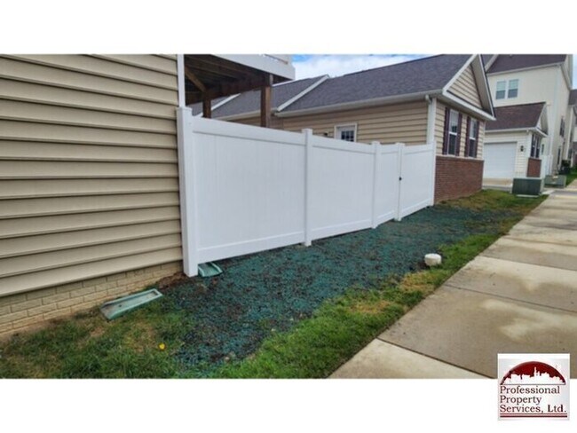 Building Photo - Beautiful Luxury Townhome Near Everything!