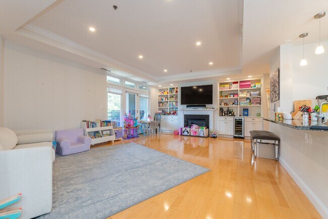 Building Photo - Amazing Brookline 3 bed 2.5 bath....