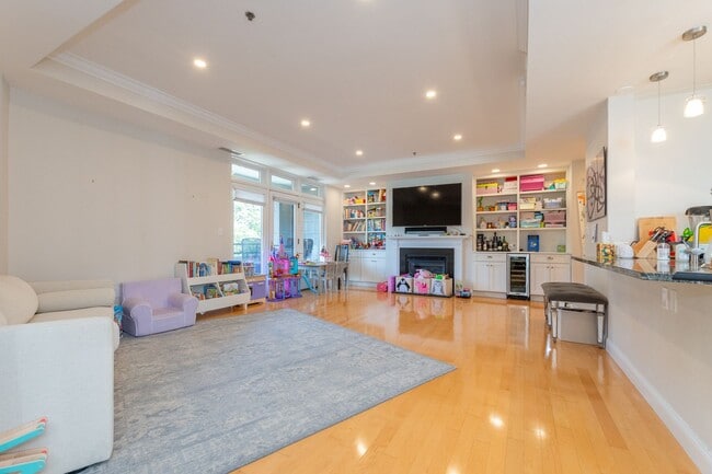 Building Photo - Charming 3 Bedroom-No Broker Fee