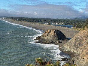 Building Photo - Stunning 2 bed/1 bath Ground Floor with ut...