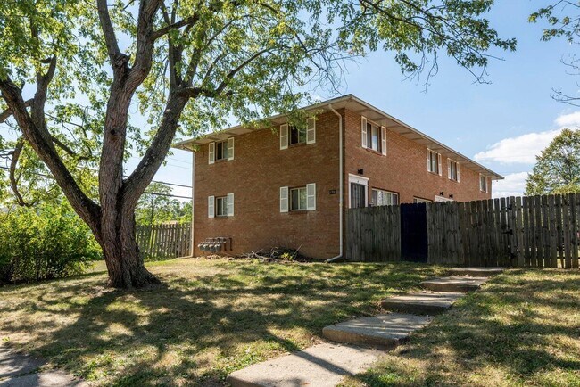 Building Photo - 1759 Lonsdale Rd