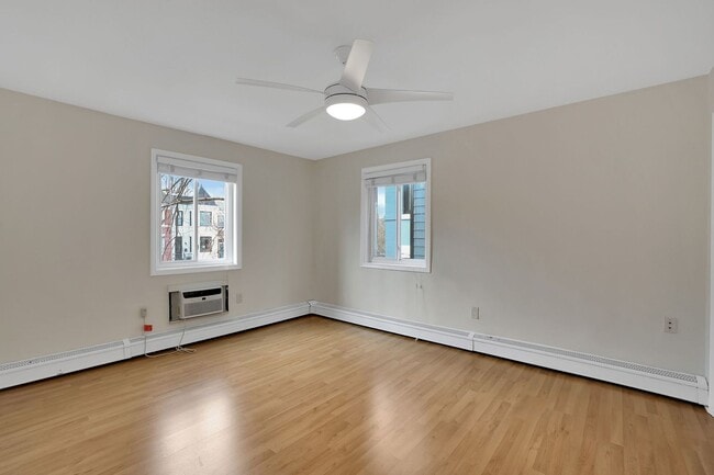 Building Photo - Charming 2-Bedroom Condo in Prime Capitol ...