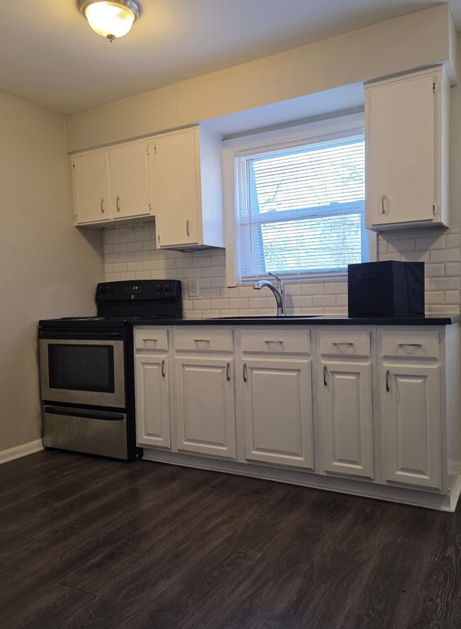 Building Photo - 1170 Bryden Rd