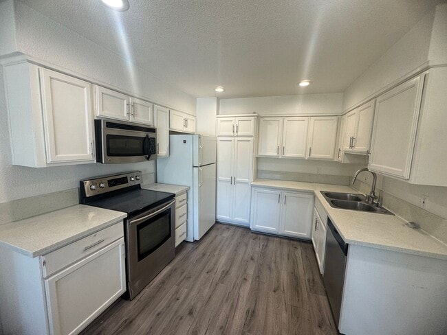 Building Photo - 4 Bedroom Home in Sacramento