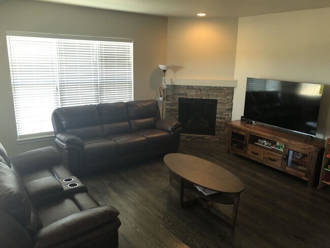 Building Photo - Newer 5bdrm + Office in D20 North Fork Wit...