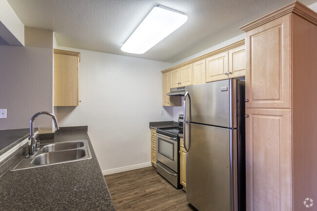 1 BR, 1 BA - 627 SF - Skyline