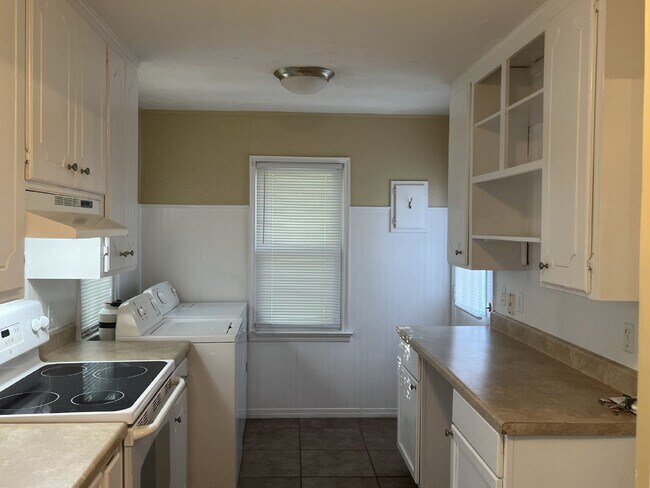 Building Photo - Charming 3-Bedroom Home with Hardwood Floo...
