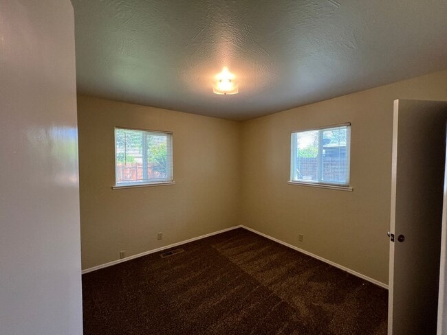 Building Photo - Single story close to shopping and freeway access!