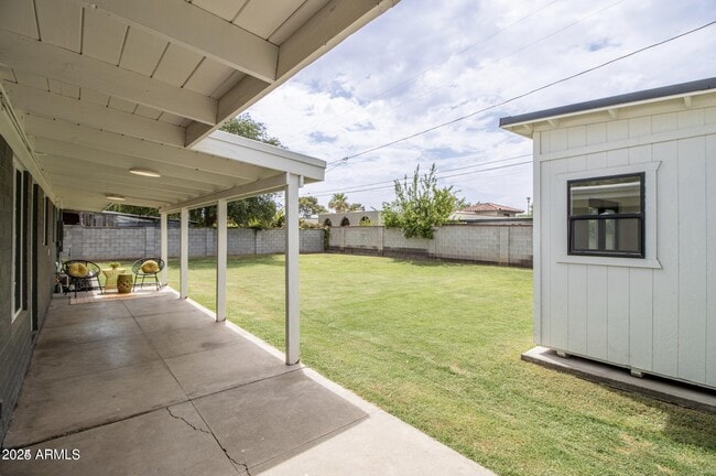 Building Photo - 1509 E Rancho Dr