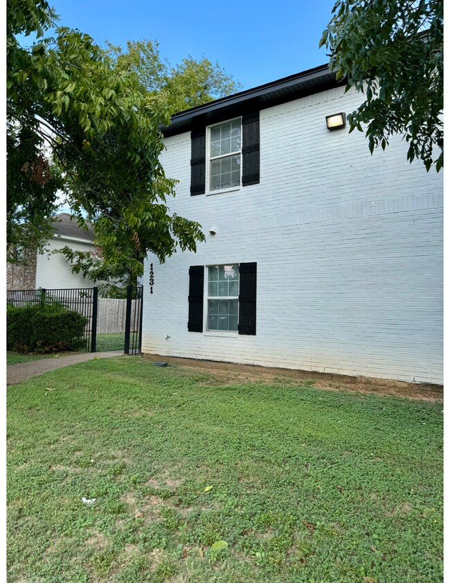 Building Photo - Spacious 4/2 Walking Distance to Campus & ...