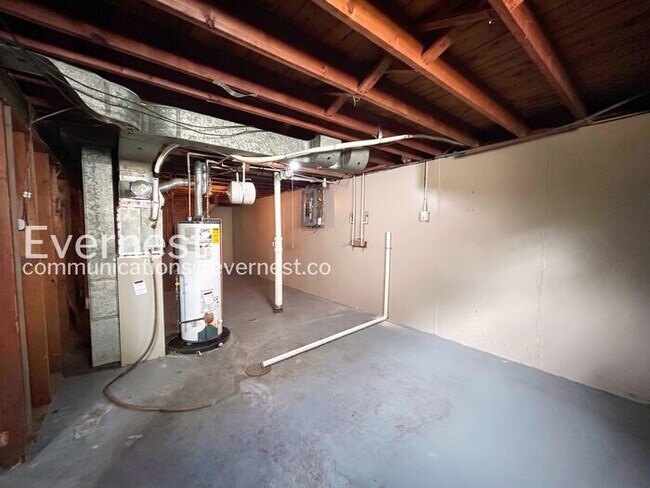 Building Photo - 3 Bed/1 Bath Home with Off-Street Parking / Pet-Friendly / Vouchers Accepted / Available Now!
