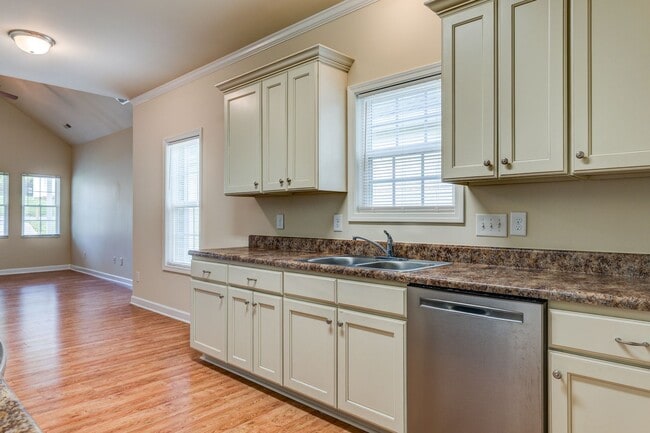 Building Photo - Feels Like New 3 Bed 2 Bath Minutes from High Point University!