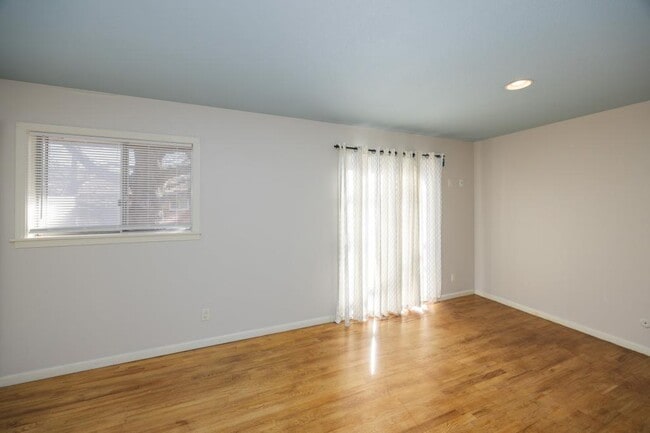 Building Photo - 9619 Outlook Dr