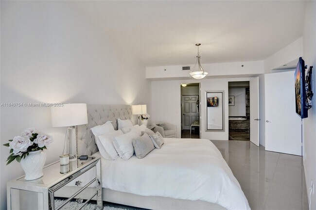 Building Photo - 15901 Collins Ave