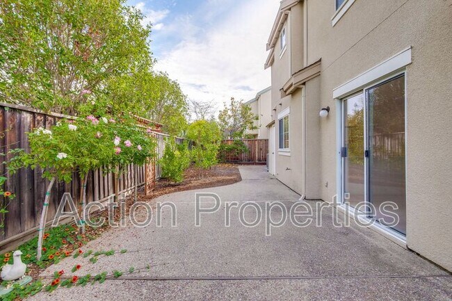 Building Photo - 857 Markham Terrace