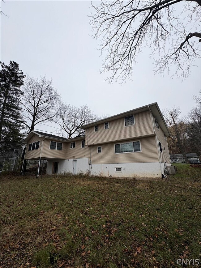 Building Photo - 215 Locksley Rd