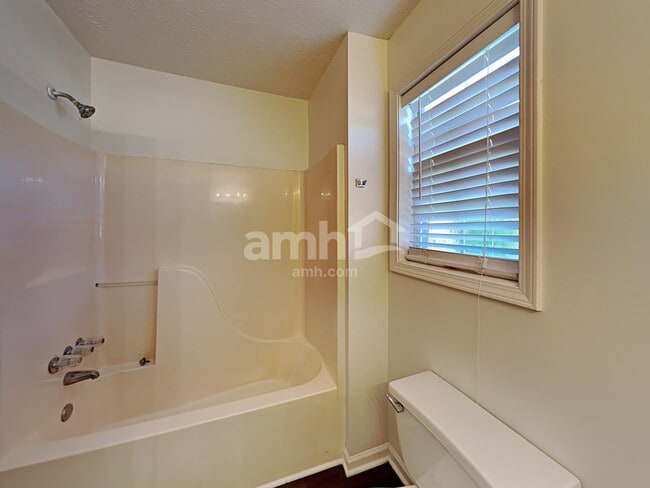 Building Photo - 2860 Cove Crossing Dr