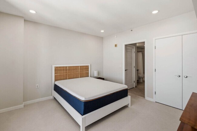 Building Photo - Mt Vernon Square Condo | 1 Bed | 1 Bath | 700 Sf | Private Balcony