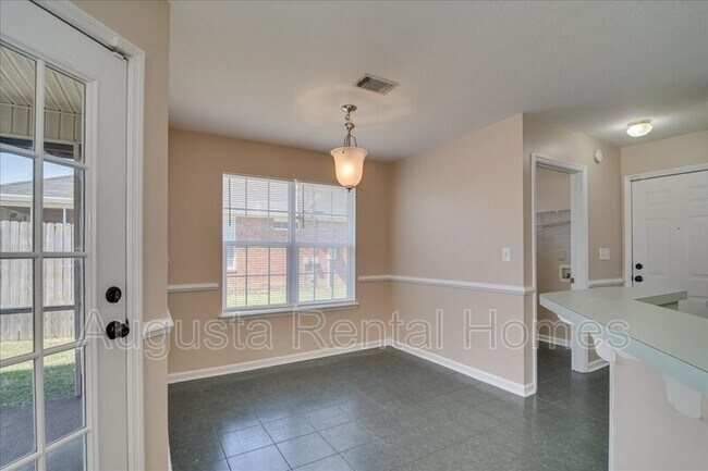 Building Photo - 207 Taylor Cir