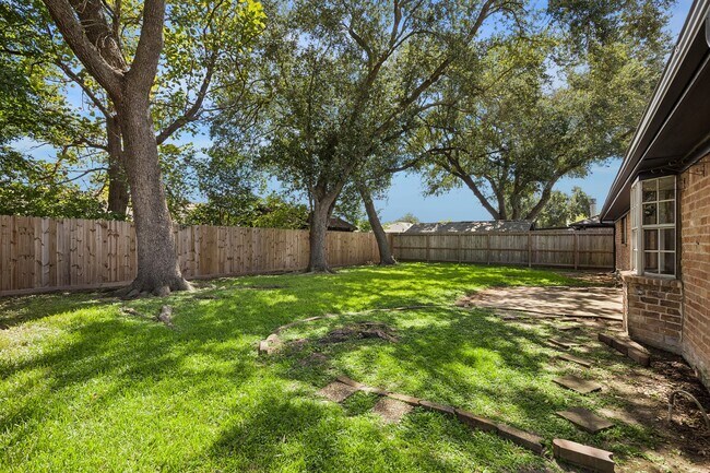 Building Photo - 1605 Cypress Hollow St