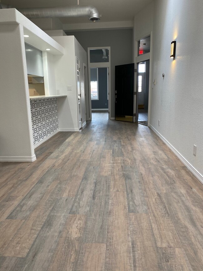 Building Photo - 325 S Union Ave