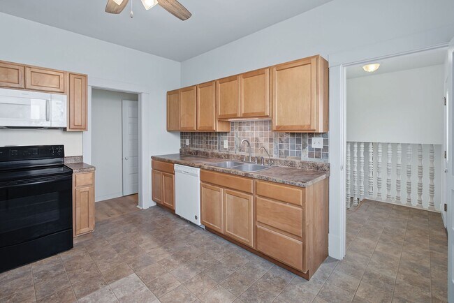 Building Photo - 3 Bedroom, 1 Bathroom Rural Home for Rent – Farmer City, IL