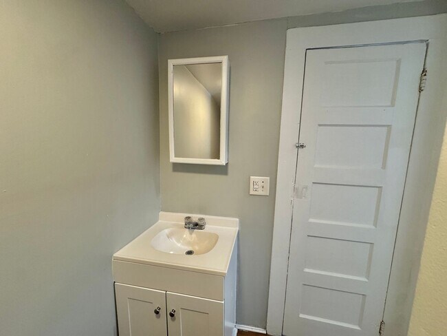 Building Photo - Statesville HWY 70 - 2BD/ 1 BA