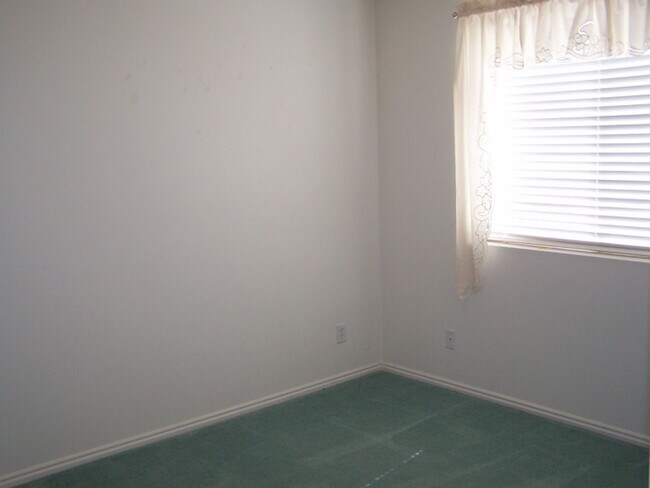 Building Photo - Cozy 2 Bed 2 Bath