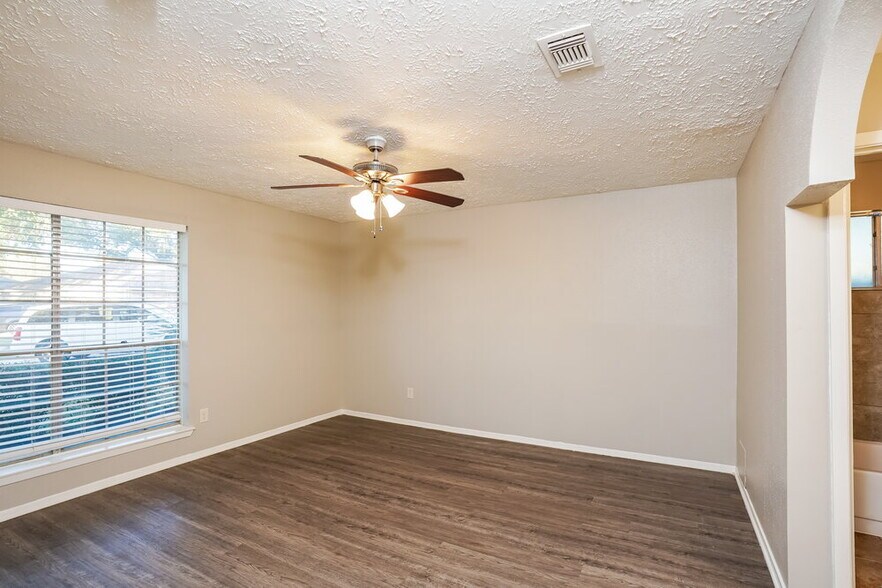 Building Photo - 7202 Skylight Ln