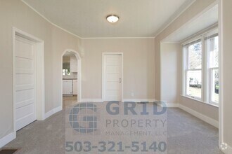 Building Photo - Two Bedroom Craftsman Home Available in th...